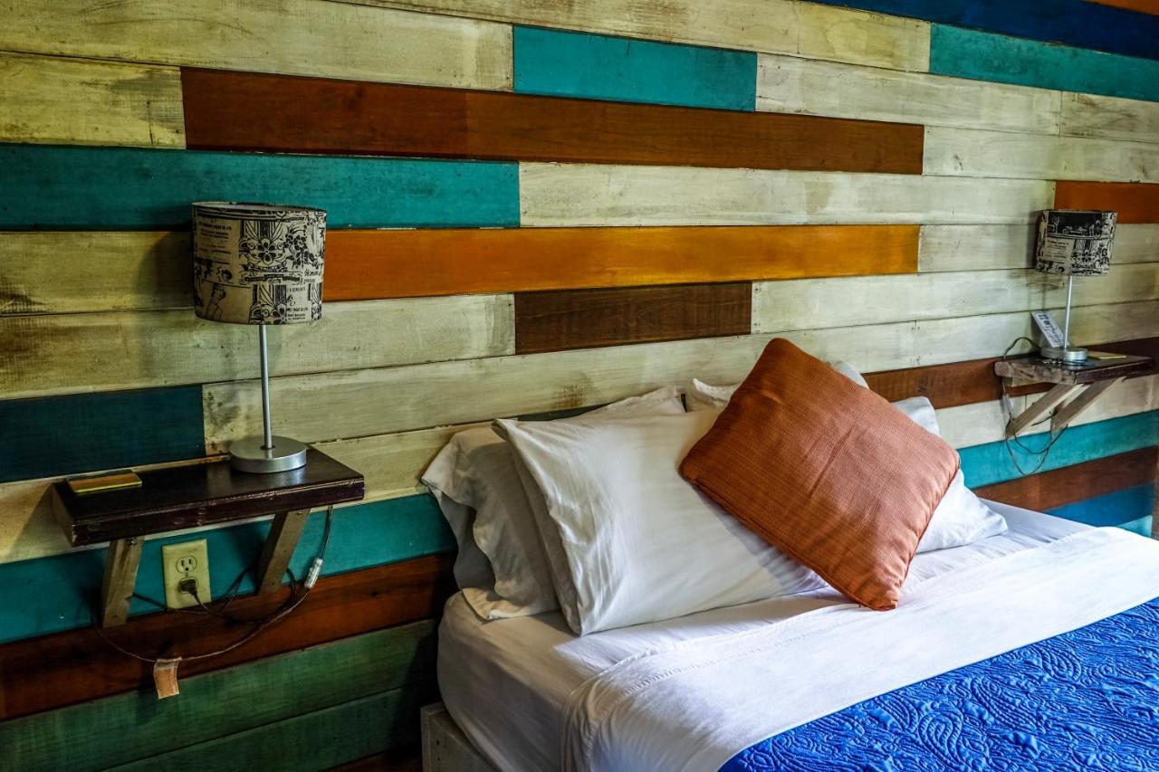 Surf Break At Paunch Bed and Breakfast Bocas del Toro Buitenkant foto